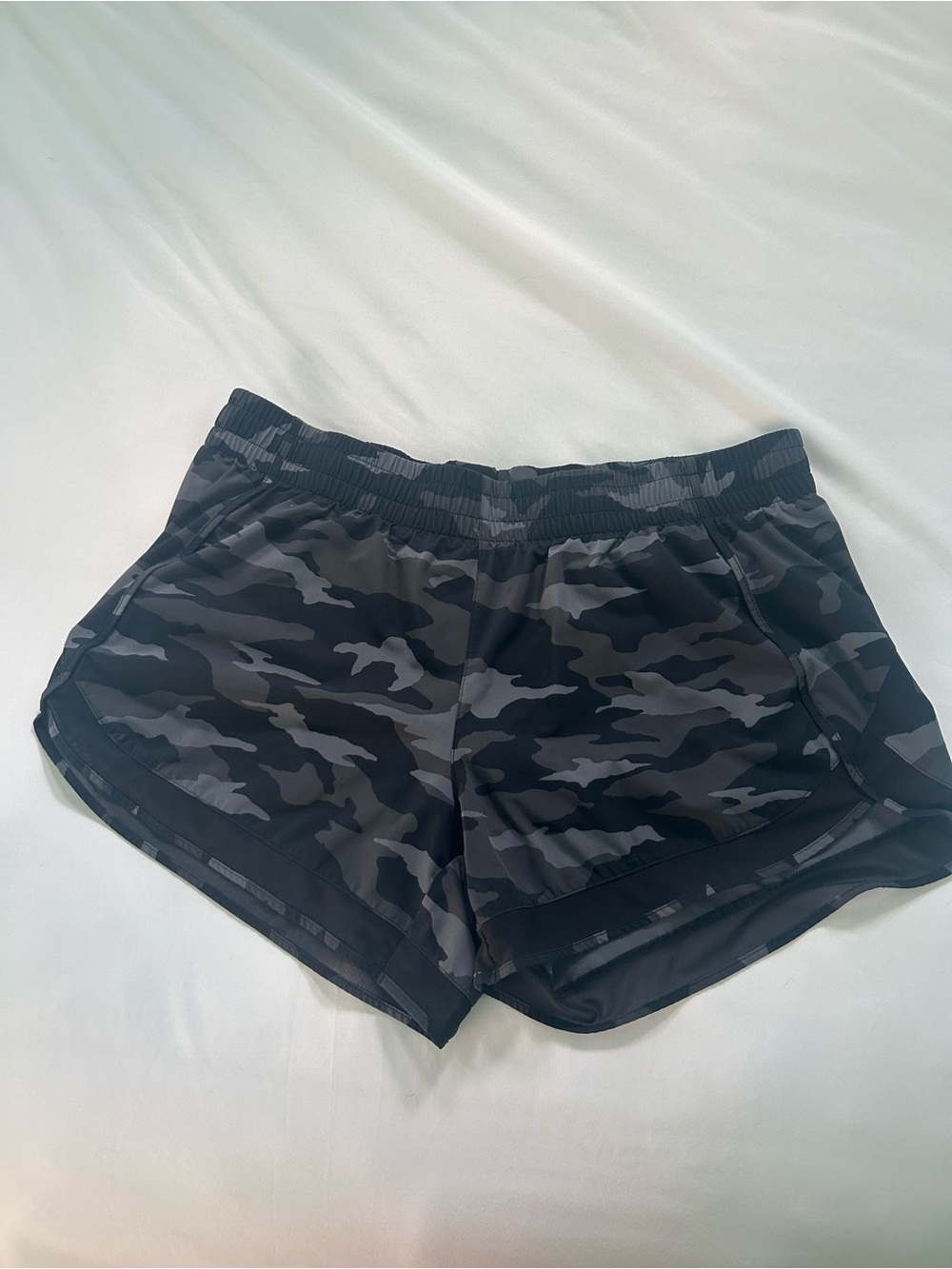 Athleta Black & Gray Camo mesh racer run 4” short